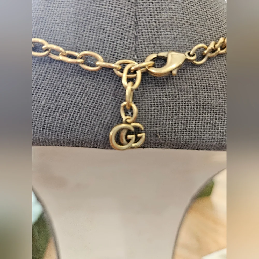 Gucci Gold Necklace with Floral Pendant - Picture 6 of 12